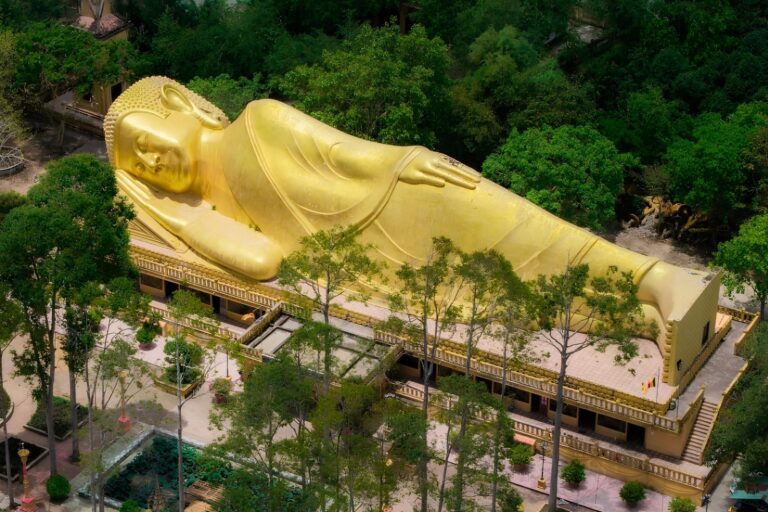 Tượng Phật nằm dài 54m tại chùa Vàm Ray Trà Vinh