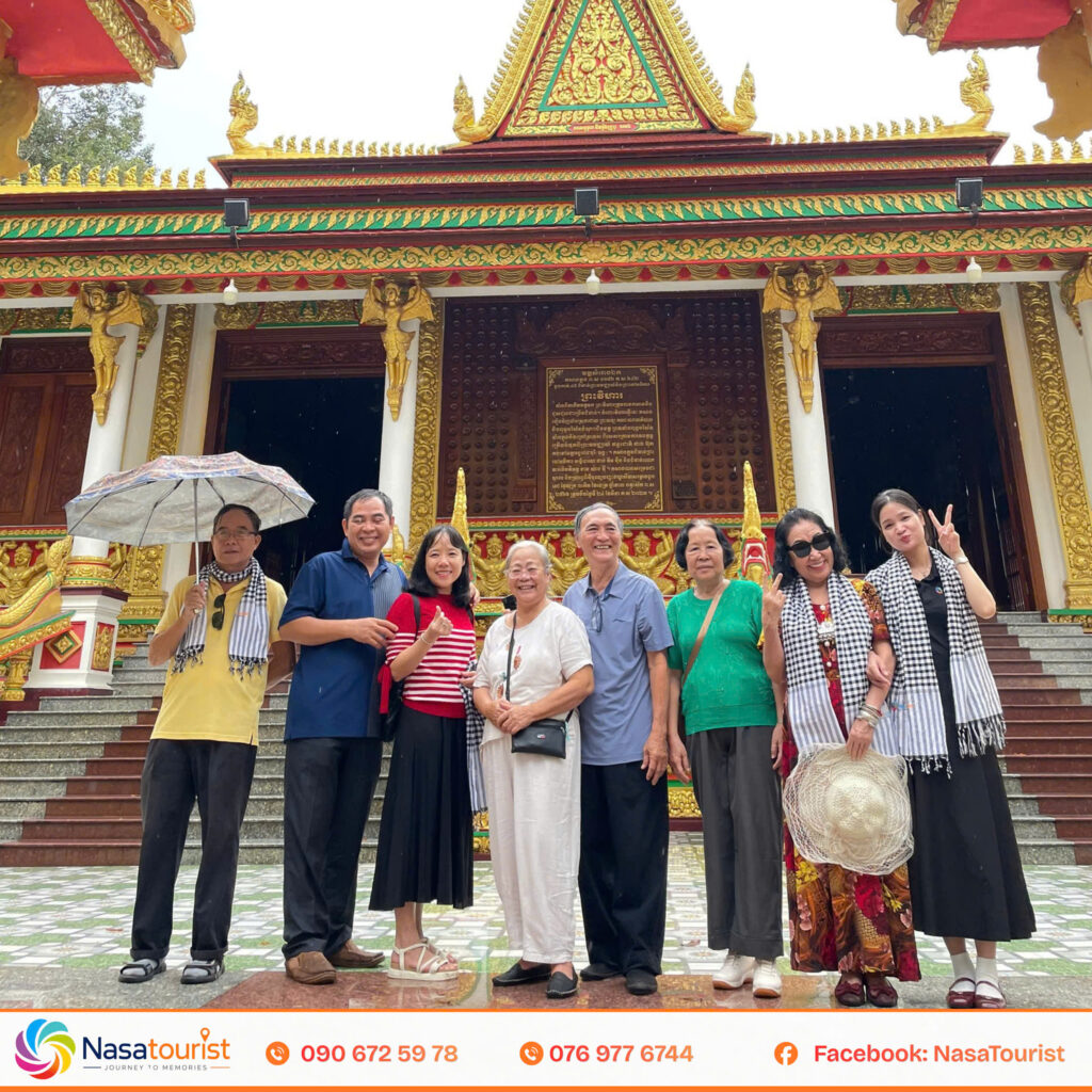Đoàn khách Nasatourist chụp ảnh kỷ niệm tại chùa Khmer ở Trà Vinh