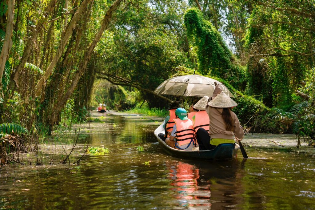 Chèo xuồng ba lá giữa thảm bèo xanh ở Trà Sư