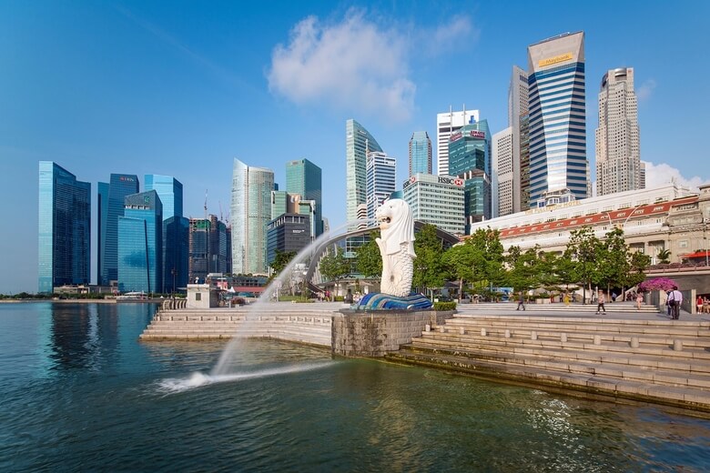 Tượng Merlion và vịnh Marina Bay tại Singapore